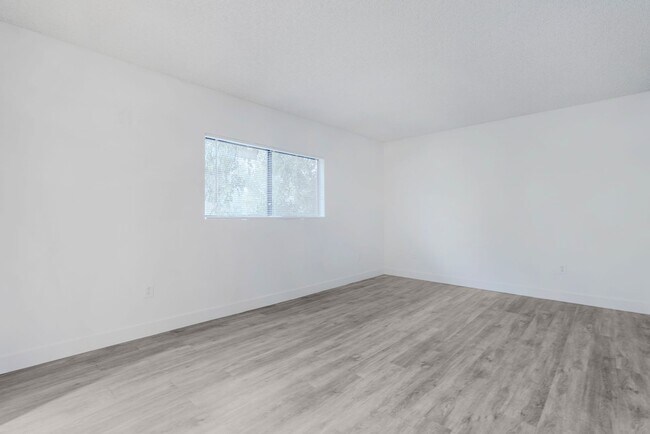 Building Photo - Chatsworth Rent This Now