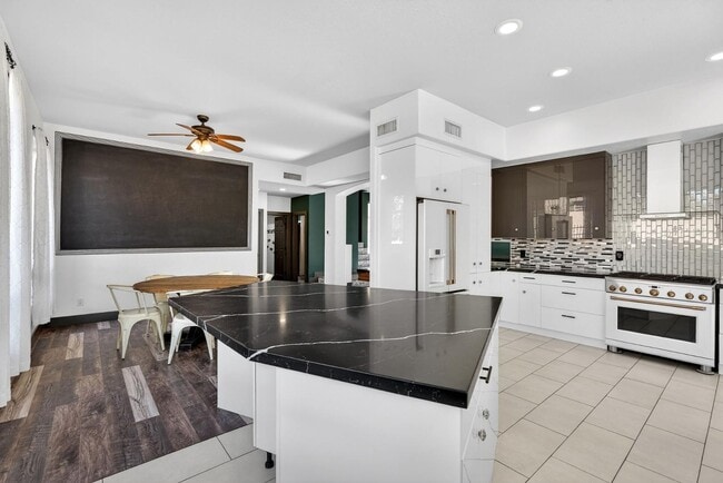 Building Photo - 6932 E Pearl St