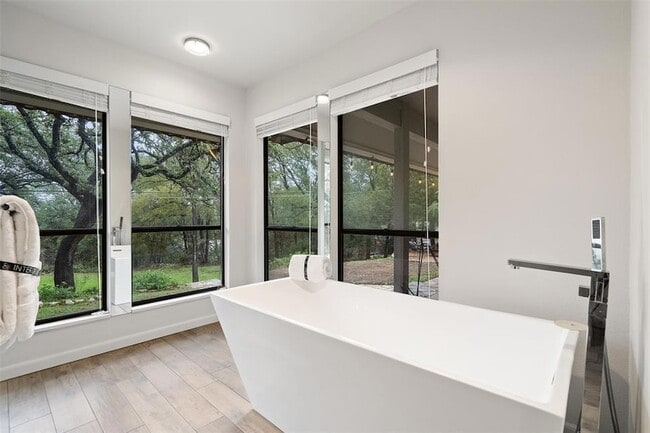 Building Photo - 113 Comet