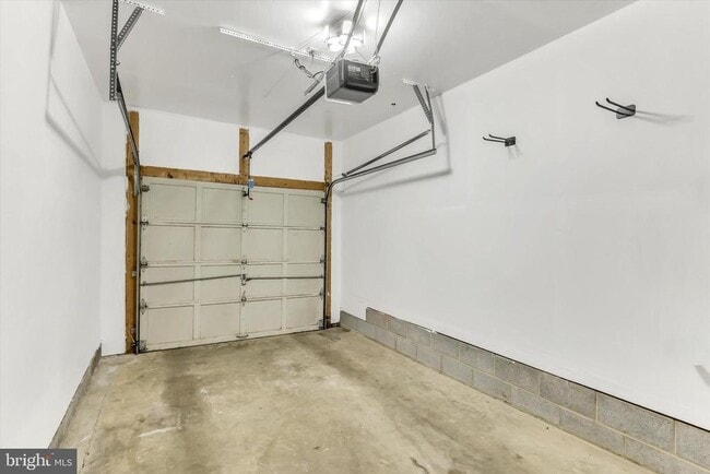 Building Photo - 9411 Royal Bonnet Terrace