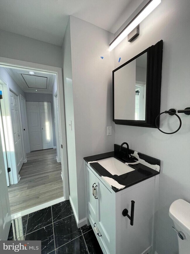 Building Photo - 1819 Sherman Dr