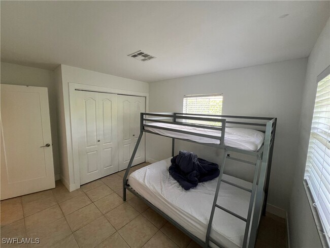 Building Photo - 858 Rose Way
