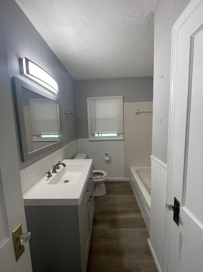 Building Photo - 2 bedroom 1 Bath House