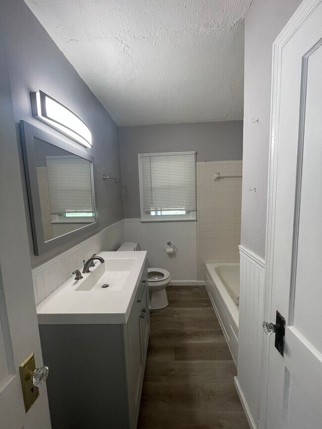 Building Photo - 2 bedroom One bath with new appliances