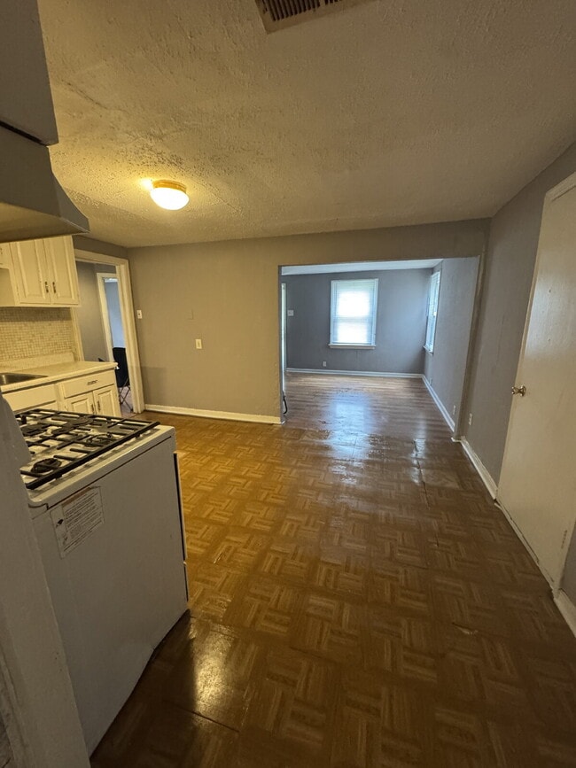 Building Photo - Charming three-bedroom property located in...