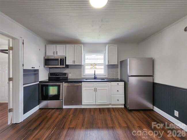 Building Photo - 1208 N Juniper Ave