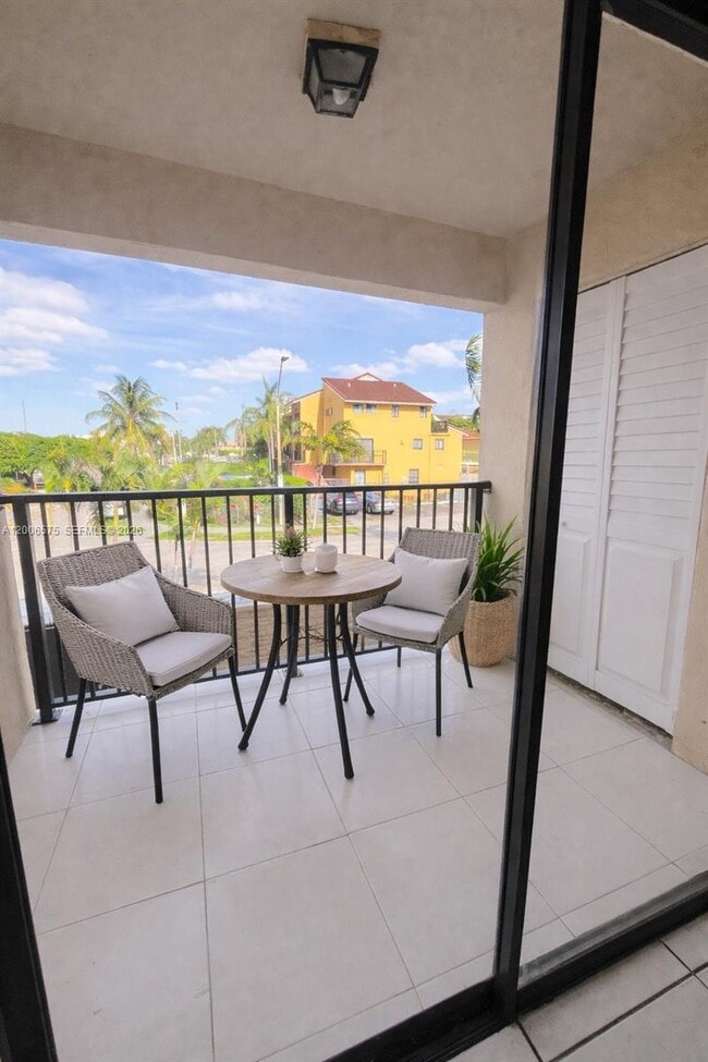 Building Photo - 8870 Fontainebleau Blvd