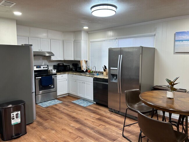 Building Photo - 4BR/3BA located close to Sacred Heart Hosp...