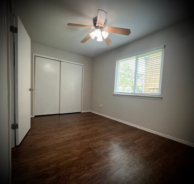 Building Photo - 1640 Post Rd