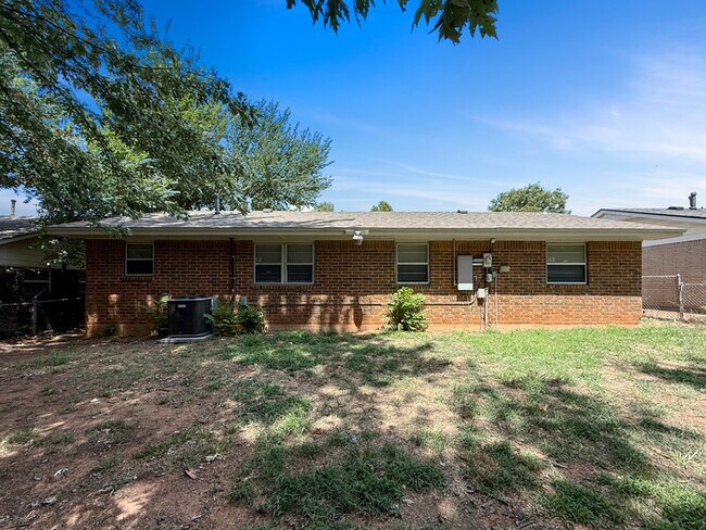 Building Photo - 812 Meadowridge Dr