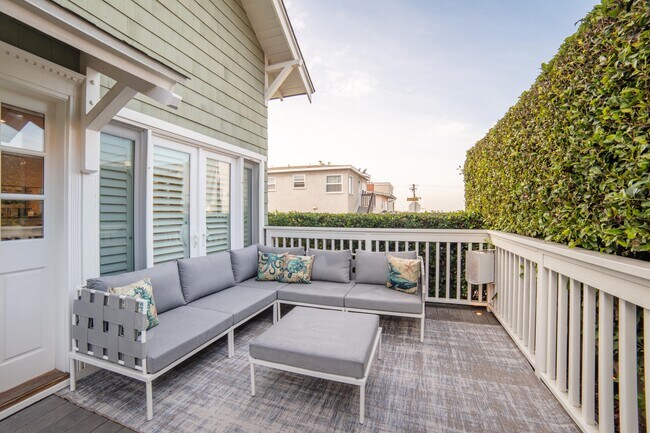 Building Photo - 204 30th St