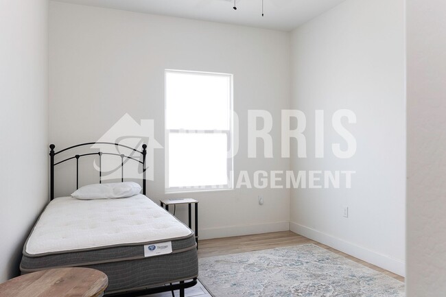 Building Photo - Beautiful Upgraded Home with Furnishings i...