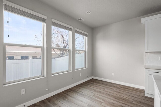 Building Photo - 721 E Zekes Ct