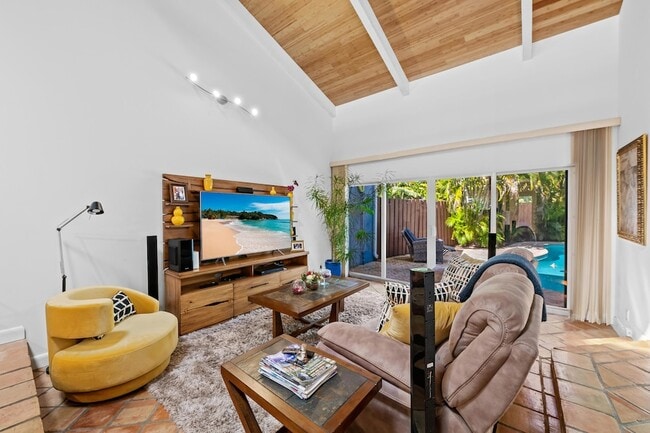 Building Photo - 219 NE 17th Ave