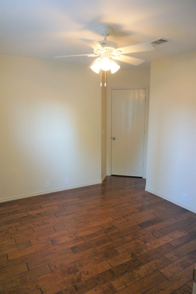 Building Photo - 2417 Hampton Dr