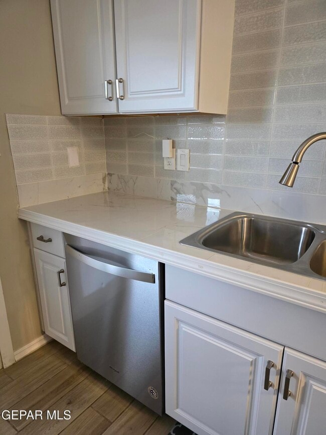 Building Photo - 12105 Royal Woods Dr