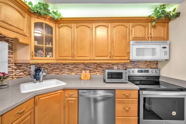 Building Photo - 2311 S Cypress Bend Dr