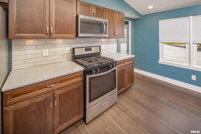 Building Photo - 4640 5th Ave