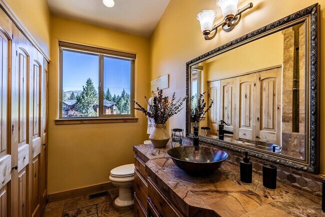 Building Photo - Large Mountain Luxury Home