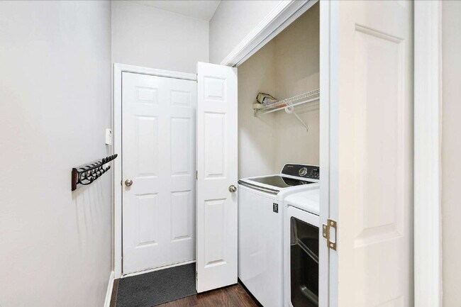 Building Photo - Charming 3-Bed/3.5 Bath Townhouse with 211...