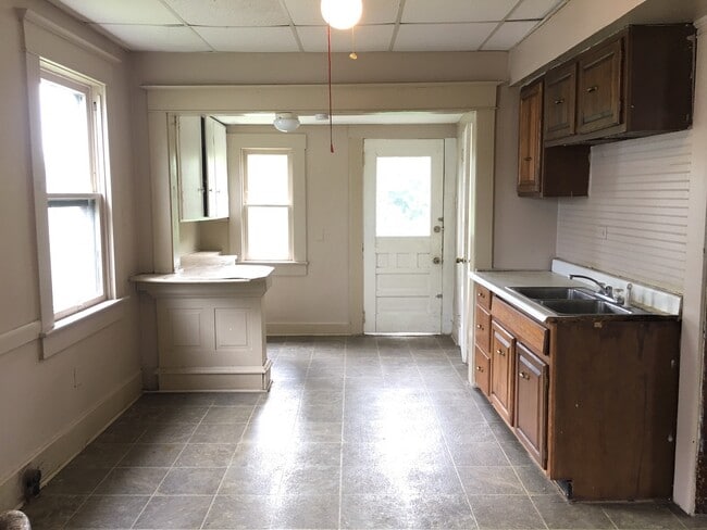 Building Photo - 3 Bed 1 Bathroom Available in Springfield +
