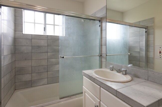 Building Photo - 631 Pacific St