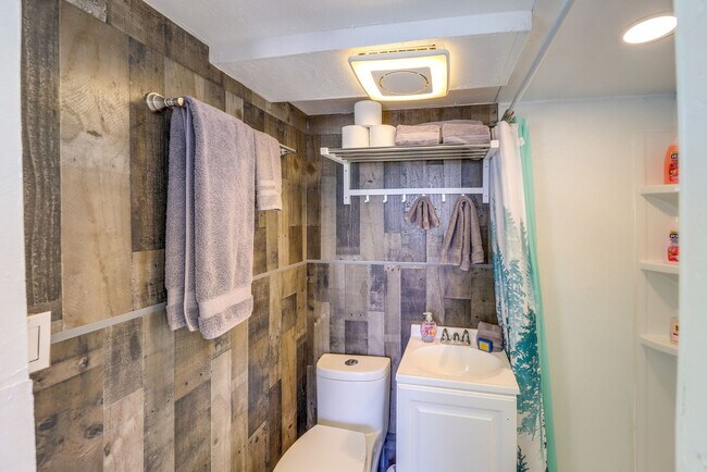 Building Photo - 445 Hansen Ln