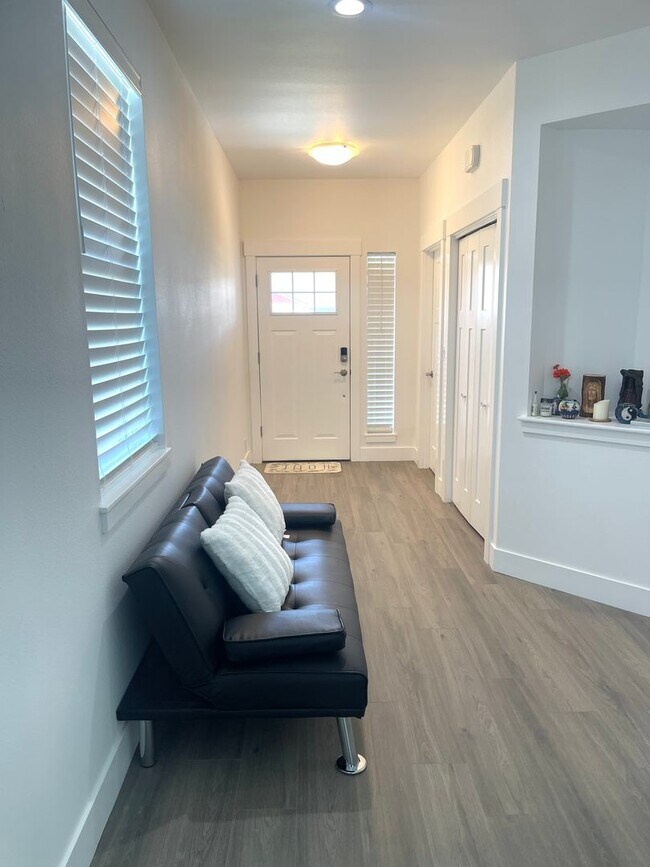 Building Photo - Gorgeous New Construction Townhome
