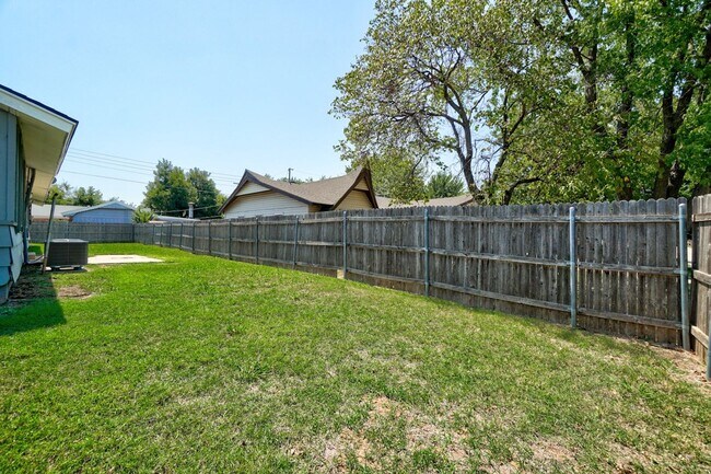 Building Photo - Nice 4 Bed 1.5 Baths Located near Tinker Diagonal