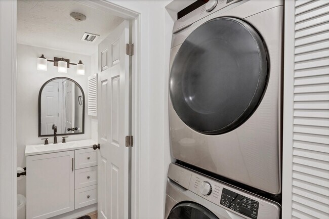 Building Photo - 2124 N Tamiami Trl