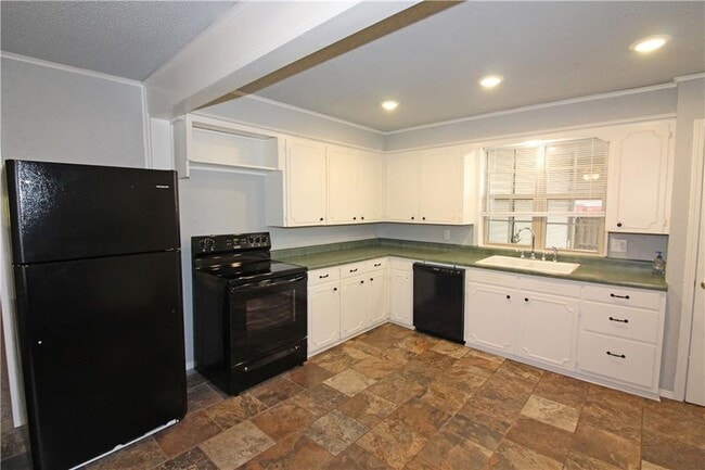 Building Photo - 2210 Kinyon Rd