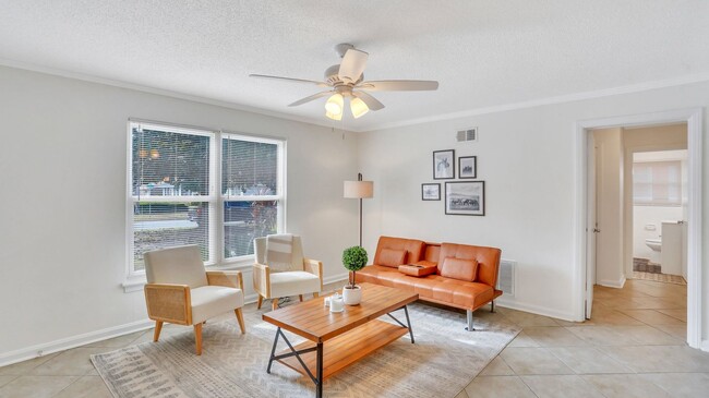 Building Photo - Beautifully renovated 2bed 1bath