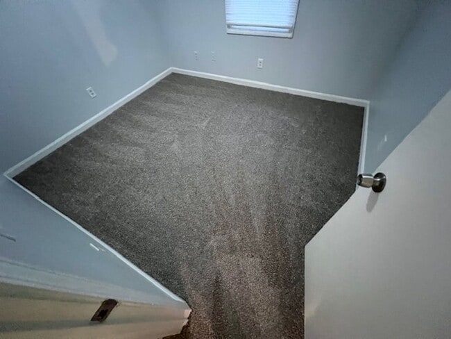 Building Photo - Move In Ready Spacious & Beautiful 3 Bedroom Duplex Unit Available!!!