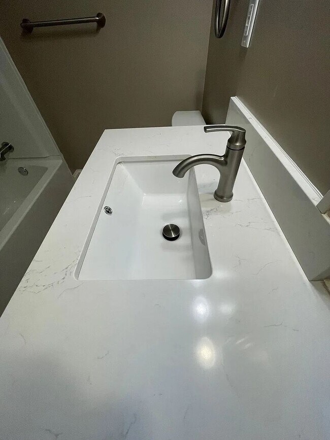 Building Photo - 946 Sigsbee St SE