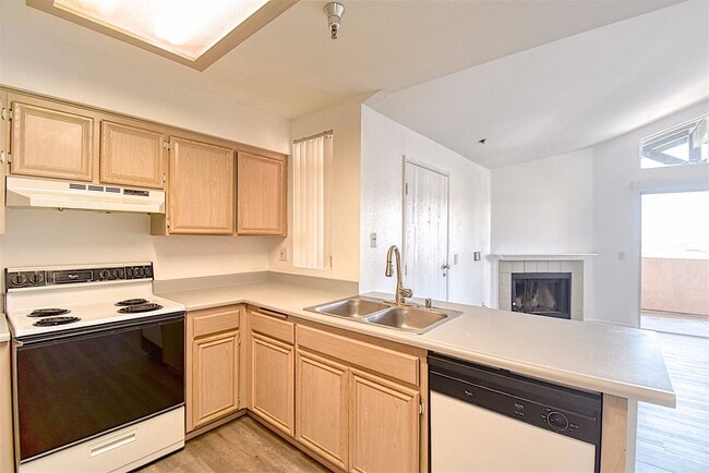 Building Photo - Well-Kept 2 Bedroom Condo with Amazing Views