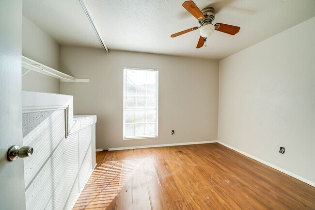 Building Photo - 2b1.5 b Condo in Garland, Water included