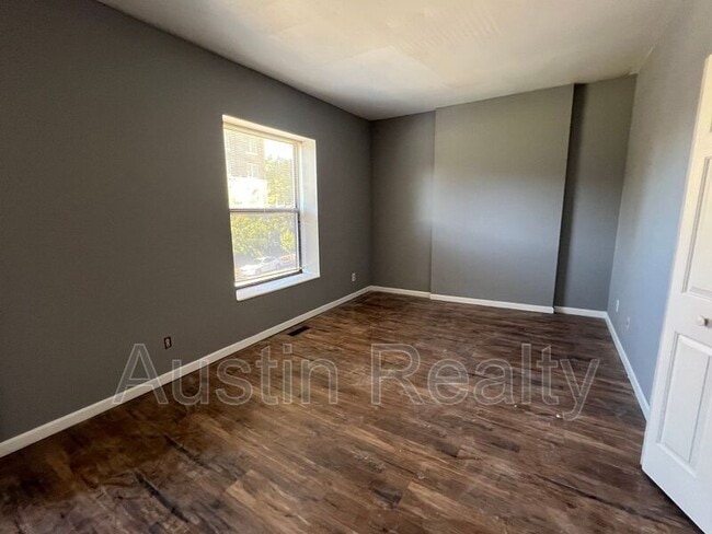 Building Photo - 348 N Newstead Ave