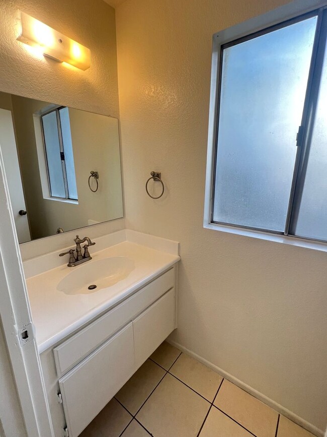 Building Photo - **MOVE IN DEPOSIT SPECIAL** 2 Bedroom 2.5 ...