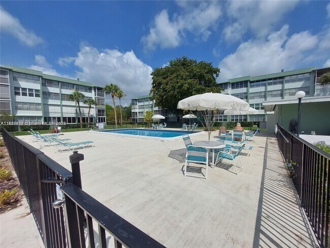 Building Photo - 2741 Taft St