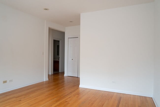 Building Photo - 2504 W Catalpa Ave