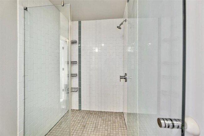 Building Photo - 603 Davis St