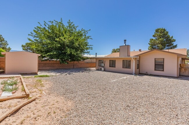 Building Photo - 3 Bedroom 2 Bath Home