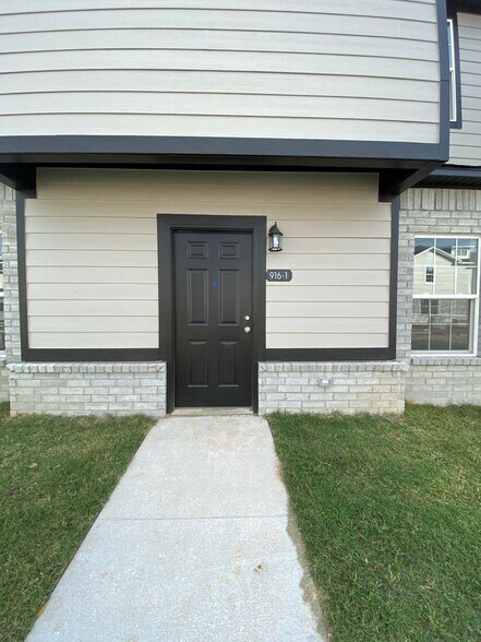 Building Photo - 916 S Amarillo Ave