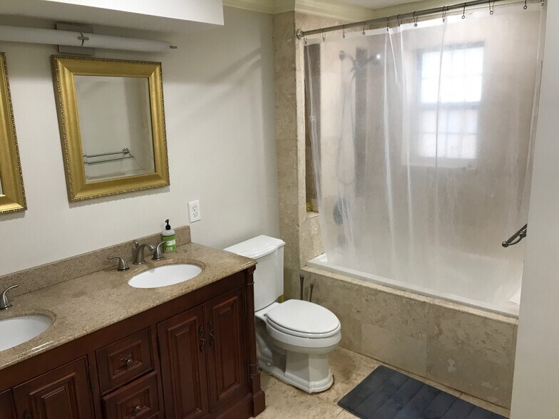 Double vanity sink. Tub/shower - 488 Burlington Road Northeast
