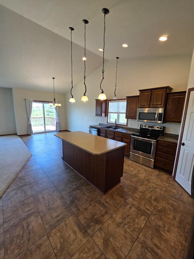 Building Photo - 1628 Valley Dr