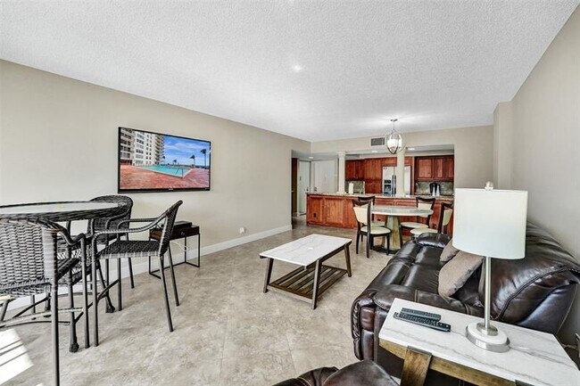 Building Photo - 1149 Hillsboro Mile