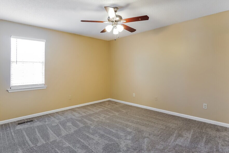 Building Photo - 5811 Willow Crest Dr