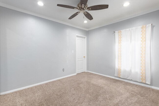 Building Photo - 4804 Iroquois Ave