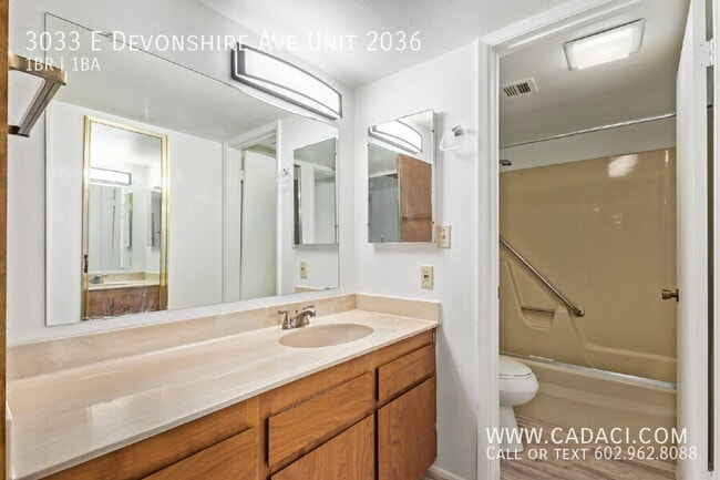 Building Photo - 3033 E Devonshire Ave