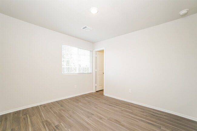 Building Photo - 2150 Middle Rdg Dr